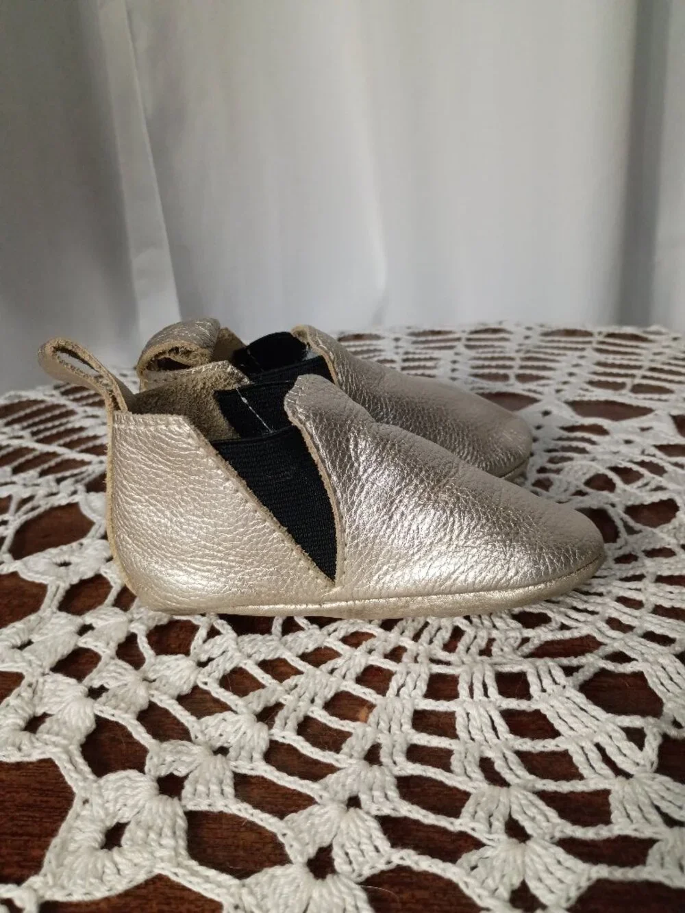 Freshly picked gold baby mocassins with eleastic sides size 5